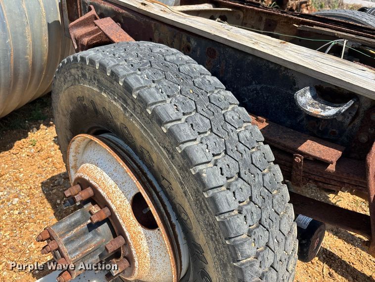 image for item ER3188 1995 International 4700 truck cab and chassis
