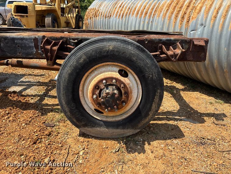 image for item ER3188 1995 International 4700 truck cab and chassis