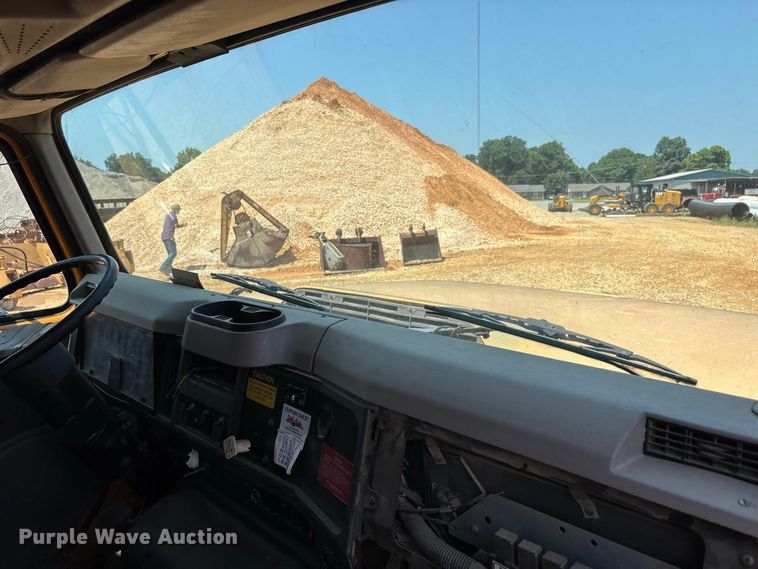 image for item ER3189 1996 International F-2574 dump truck