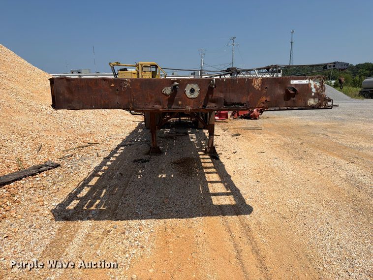 image for item ER3202 1970 Fruehauf flatbed trailer