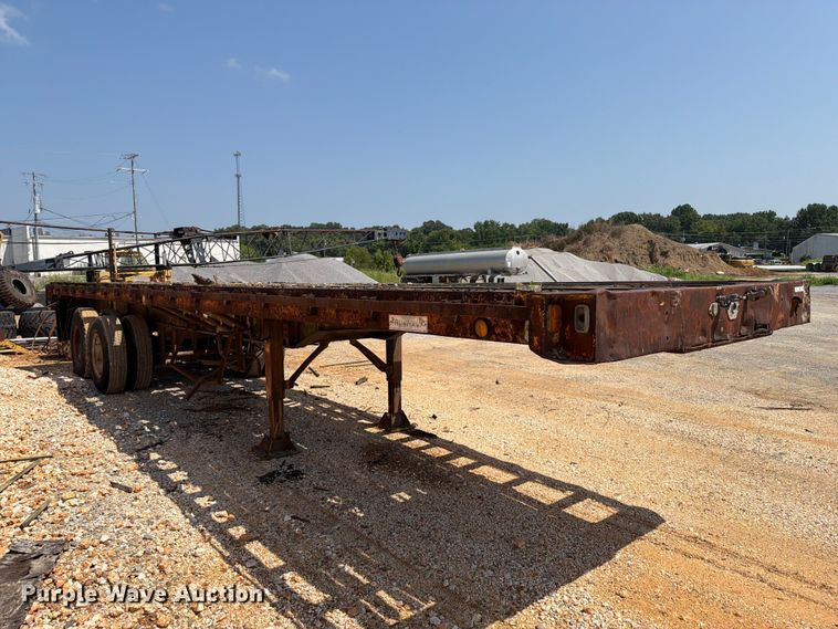 image for item ER3202 1970 Fruehauf flatbed trailer