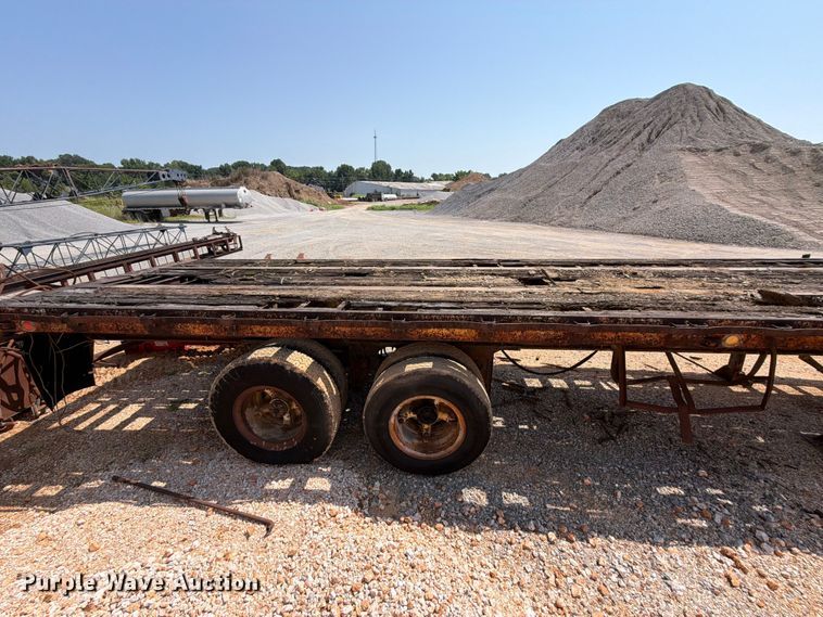 image for item ER3202 1970 Fruehauf flatbed trailer