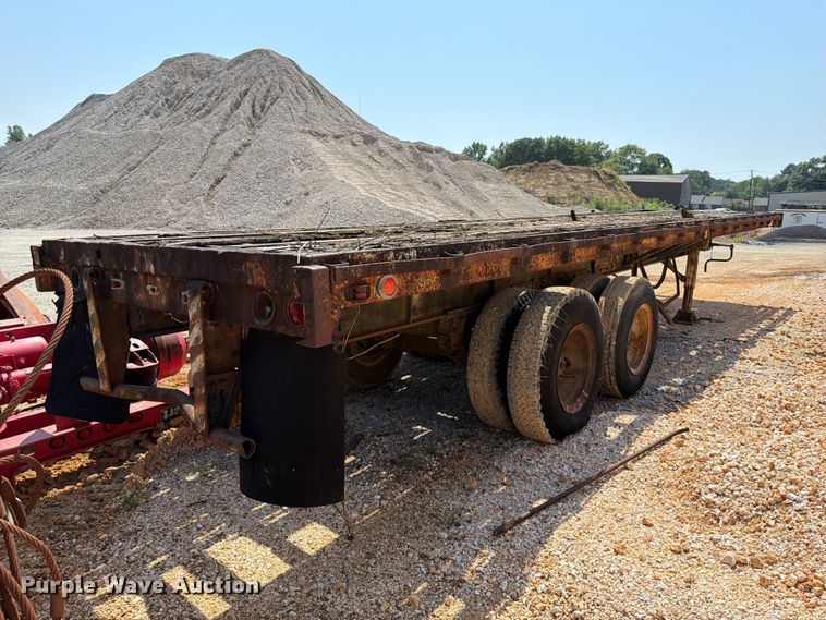 image for item ER3202 1970 Fruehauf flatbed trailer