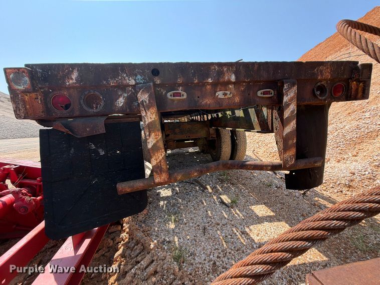 image for item ER3202 1970 Fruehauf flatbed trailer