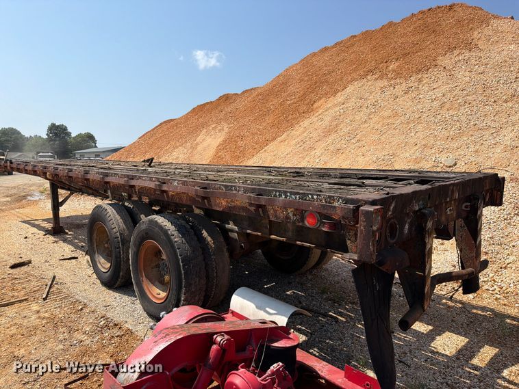 image for item ER3202 1970 Fruehauf flatbed trailer