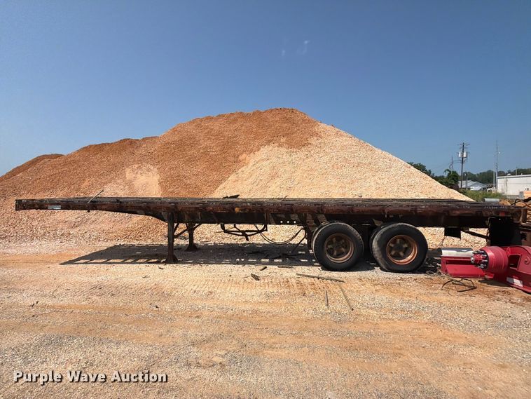 image for item ER3202 1970 Fruehauf flatbed trailer