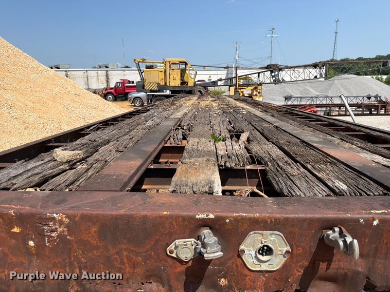 image for item ER3202 1970 Fruehauf flatbed trailer