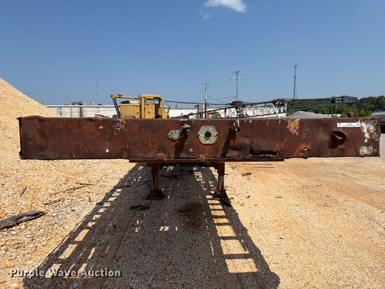 image for item ER3202 1970 Fruehauf flatbed trailer