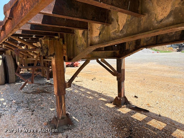 image for item ER3202 1970 Fruehauf flatbed trailer