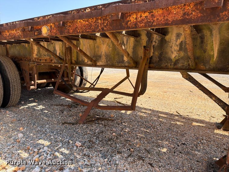 image for item ER3202 1970 Fruehauf flatbed trailer