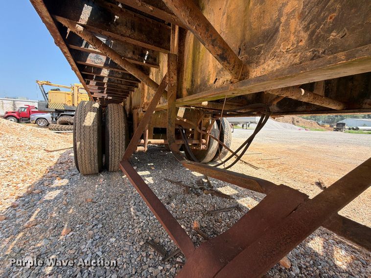 image for item ER3202 1970 Fruehauf flatbed trailer