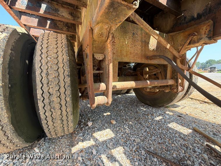image for item ER3202 1970 Fruehauf flatbed trailer