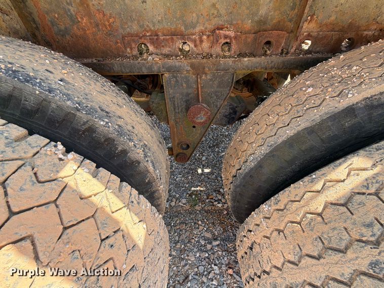 image for item ER3202 1970 Fruehauf flatbed trailer