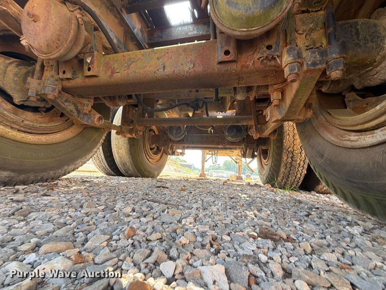 image for item ER3202 1970 Fruehauf flatbed trailer