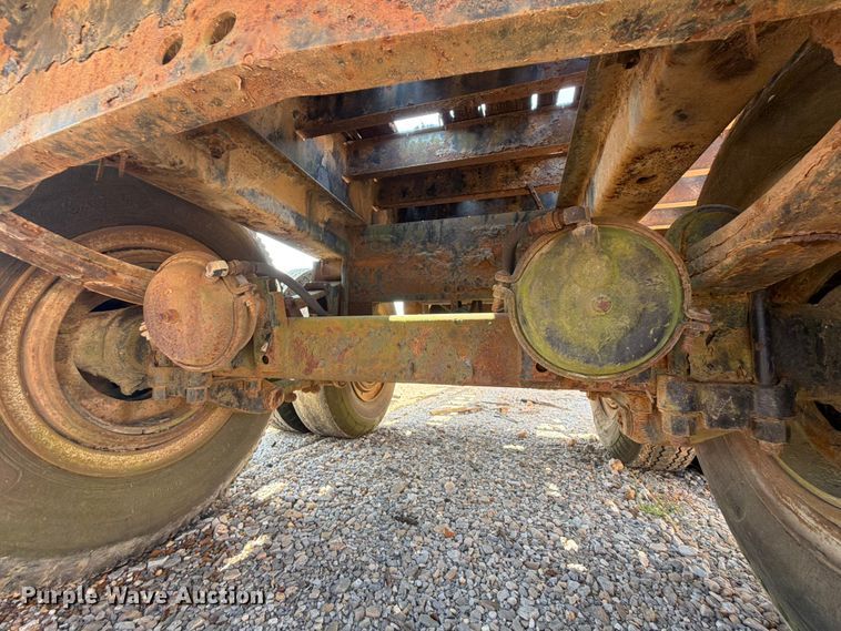 image for item ER3202 1970 Fruehauf flatbed trailer