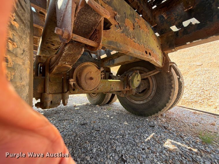 image for item ER3202 1970 Fruehauf flatbed trailer
