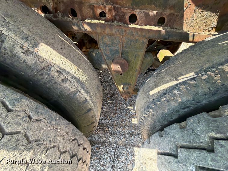 image for item ER3202 1970 Fruehauf flatbed trailer