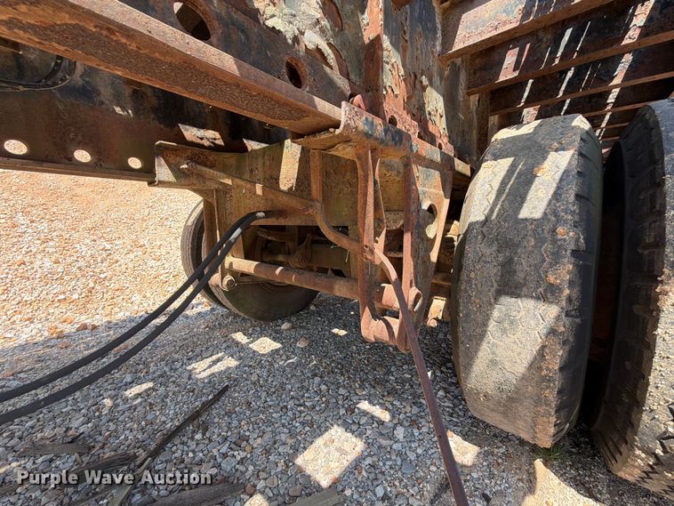image for item ER3202 1970 Fruehauf flatbed trailer