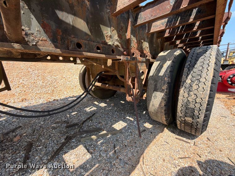 image for item ER3202 1970 Fruehauf flatbed trailer