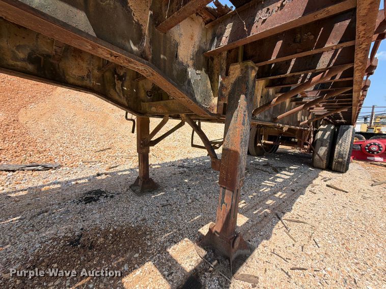 image for item ER3202 1970 Fruehauf flatbed trailer