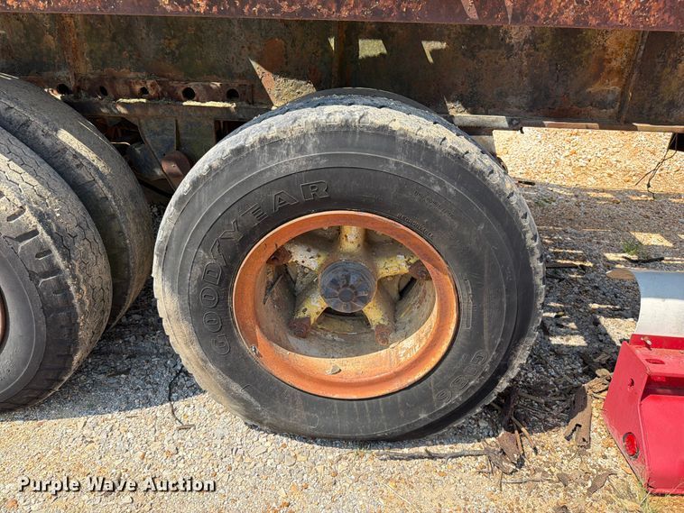 image for item ER3202 1970 Fruehauf flatbed trailer