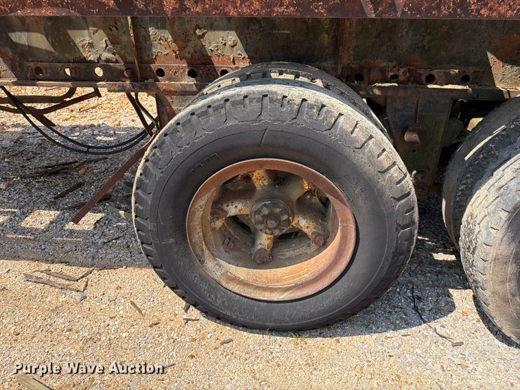 image for item ER3202 1970 Fruehauf flatbed trailer