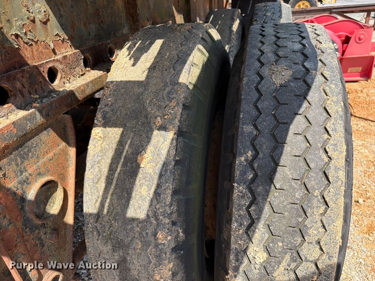 image for item ER3202 1970 Fruehauf flatbed trailer