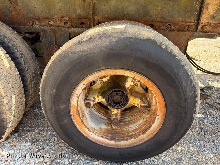 image for item ER3202 1970 Fruehauf flatbed trailer