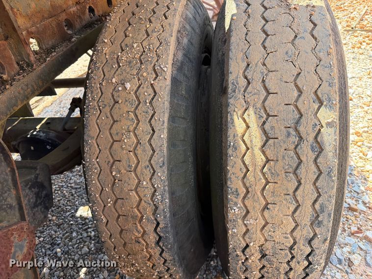 image for item ER3202 1970 Fruehauf flatbed trailer
