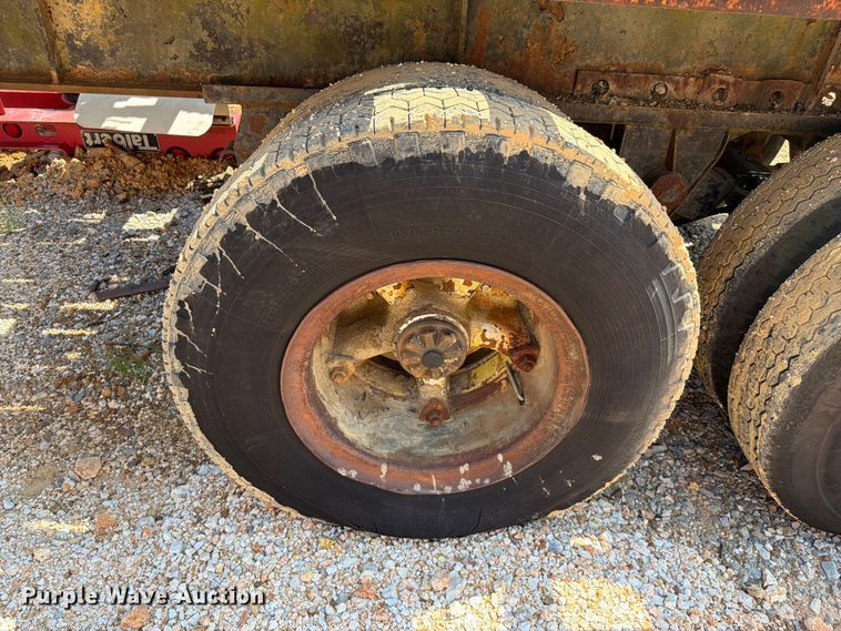 image for item ER3202 1970 Fruehauf flatbed trailer