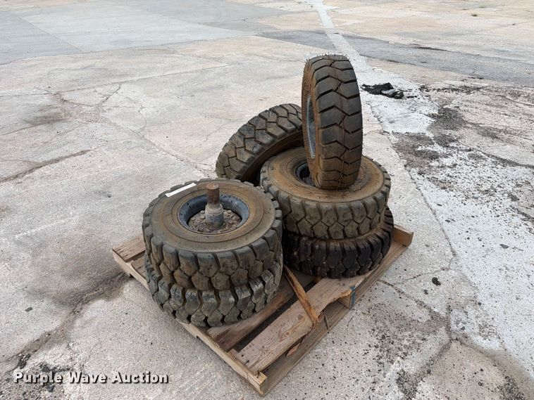 image for item ES6521 (6) tires and wheels