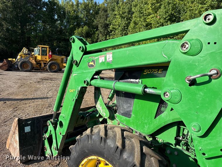 image for item ET0414 2017 John Deere 5075E MFWD tractor