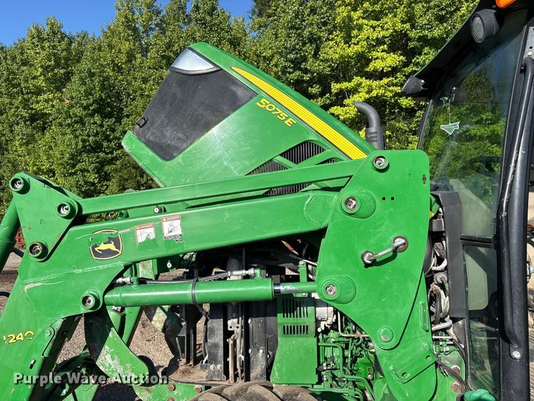 image for item ET0414 2017 John Deere 5075E MFWD tractor