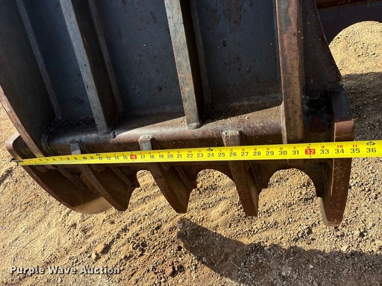 image for item EU0810 2017 Komatsu PC210LC-11 excavator