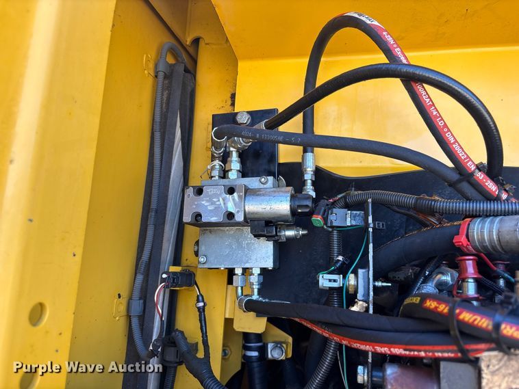 image for item EU0810 2017 Komatsu PC210LC-11 excavator