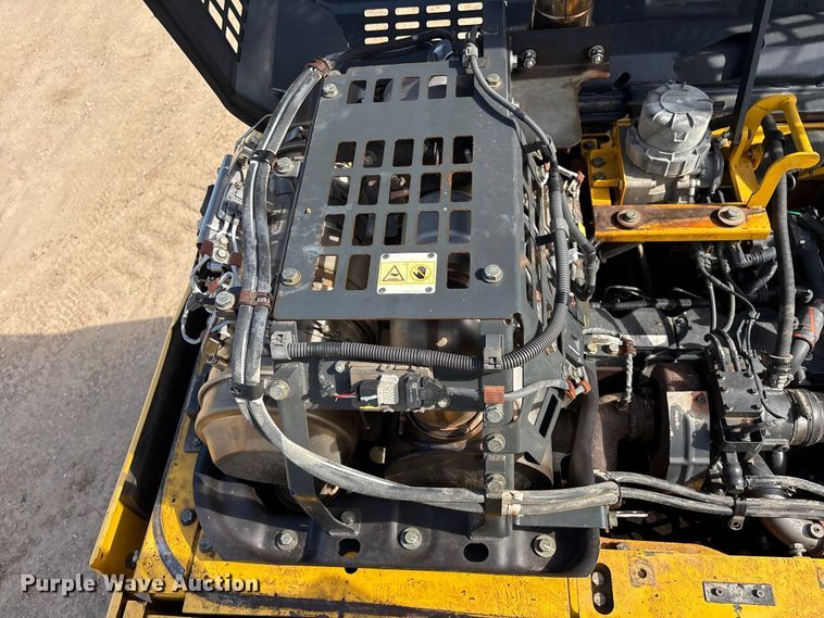 image for item EU0810 2017 Komatsu PC210LC-11 excavator