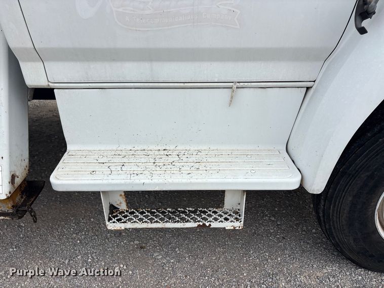 image for item EU5791 1991 Ford F800 bucket truck