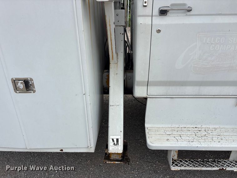 image for item EU5791 1991 Ford F800 bucket truck