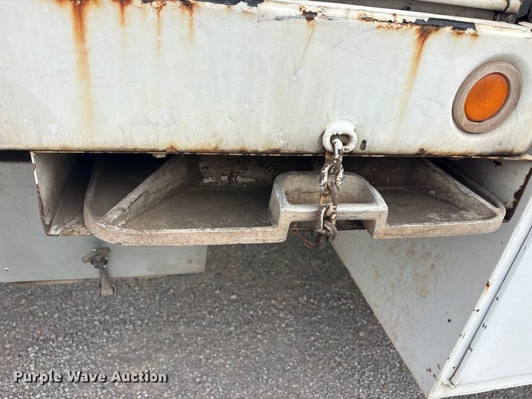 image for item EU5791 1991 Ford F800 bucket truck
