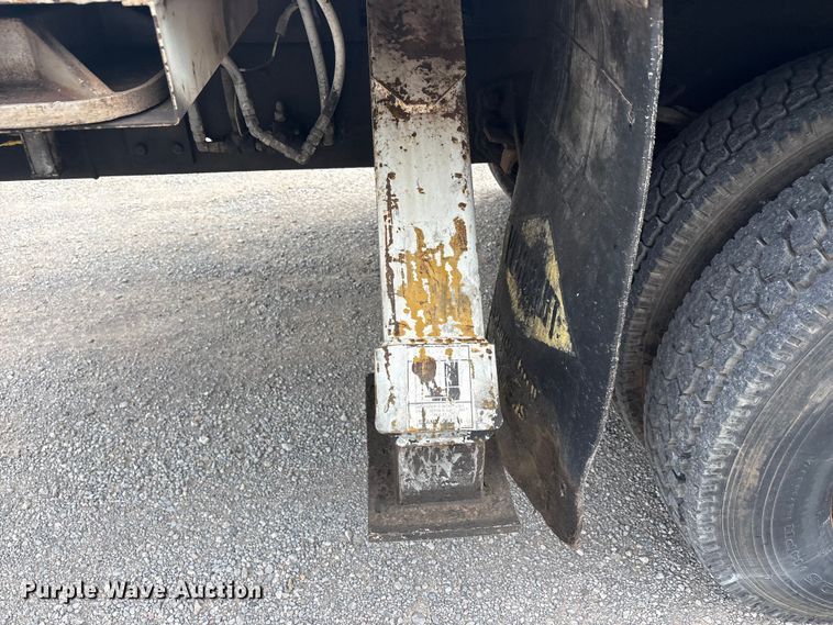 image for item EU5791 1991 Ford F800 bucket truck