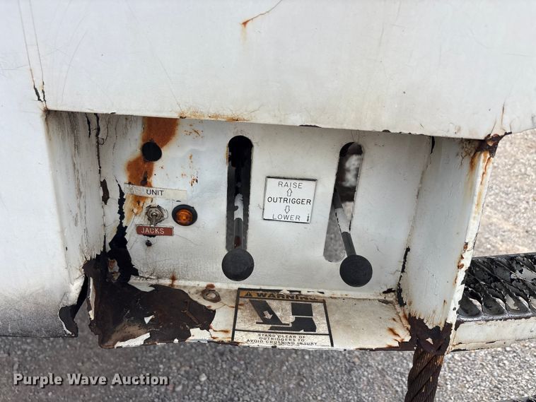 image for item EU5791 1991 Ford F800 bucket truck