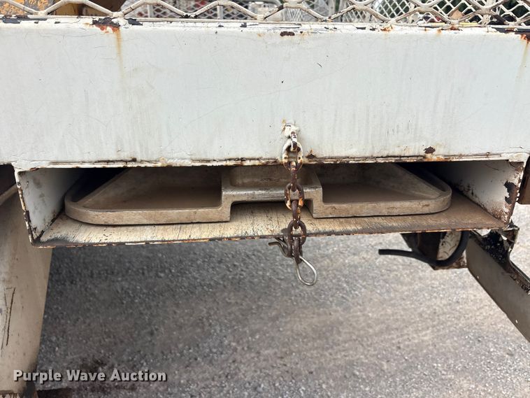 image for item EU5791 1991 Ford F800 bucket truck
