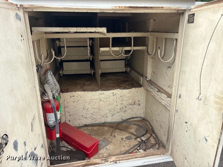 image for item EU5791 1991 Ford F800 bucket truck