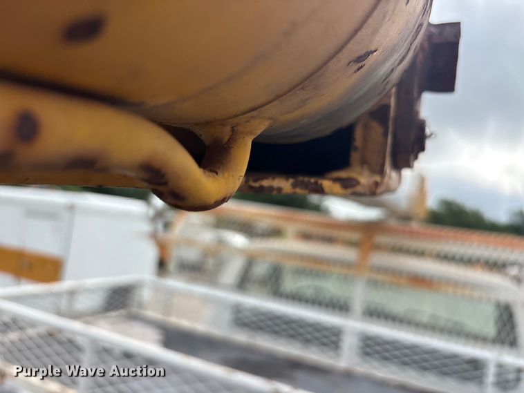 image for item EU5791 1991 Ford F800 bucket truck
