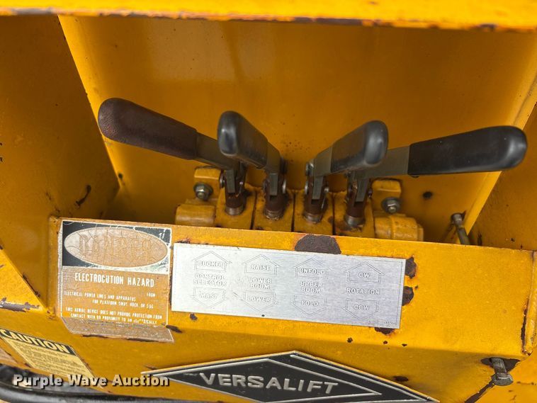 image for item EU5791 1991 Ford F800 bucket truck