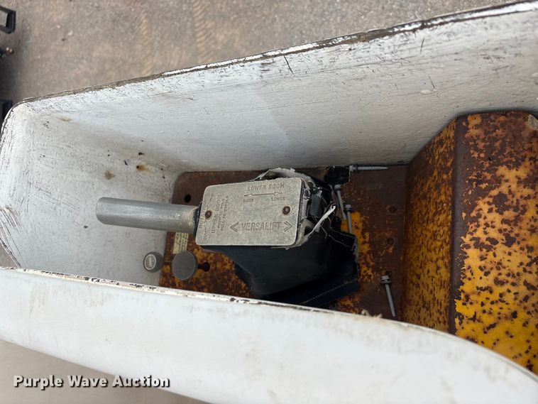 image for item EU5791 1991 Ford F800 bucket truck