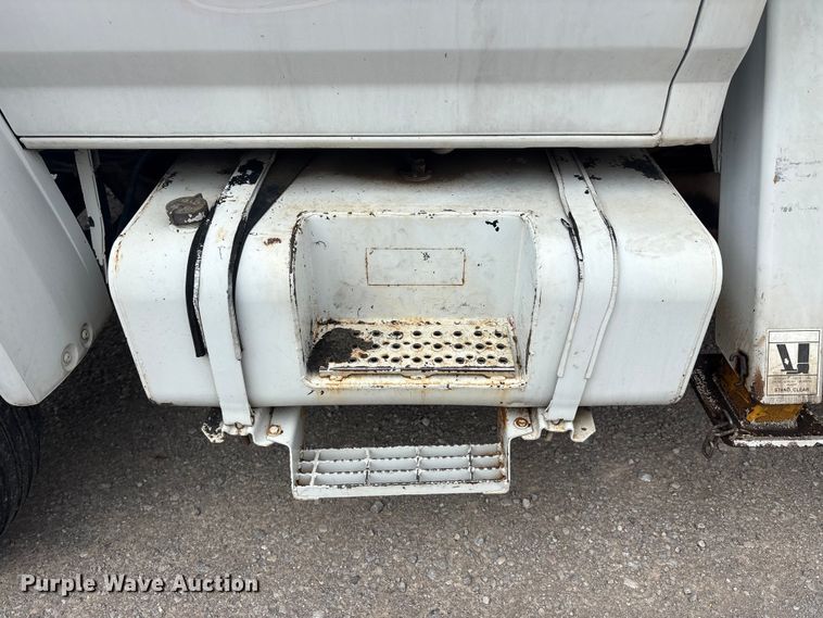 image for item EU5791 1991 Ford F800 bucket truck