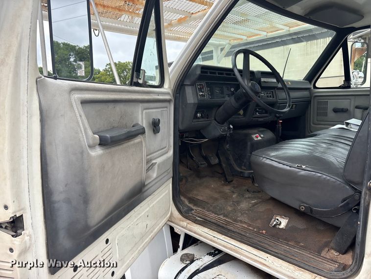 image for item EU5791 1991 Ford F800 bucket truck