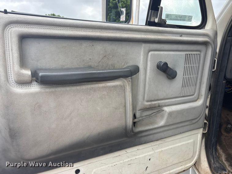 image for item EU5791 1991 Ford F800 bucket truck