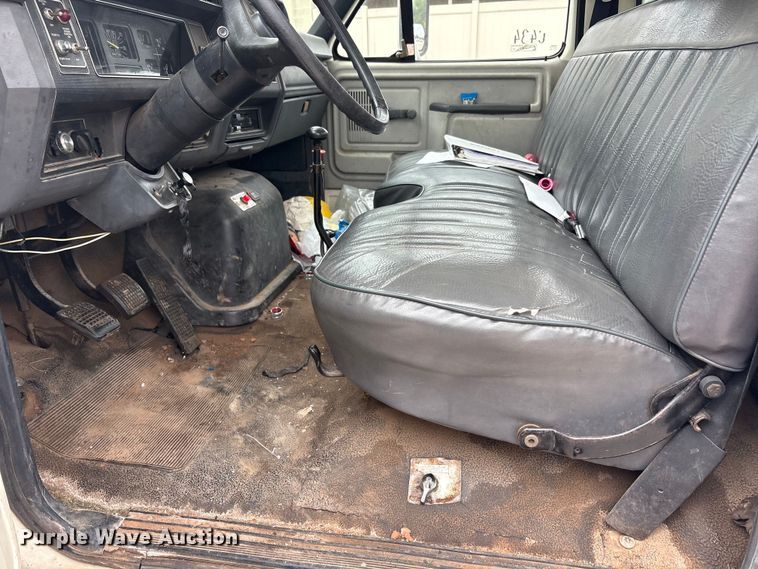 image for item EU5791 1991 Ford F800 bucket truck